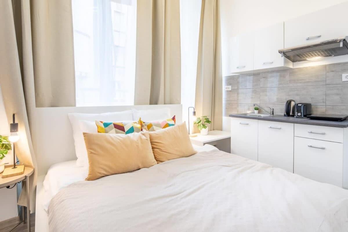 Extra Central Mini Studio - Lively Neighborhood Budapest Eksteriør billede